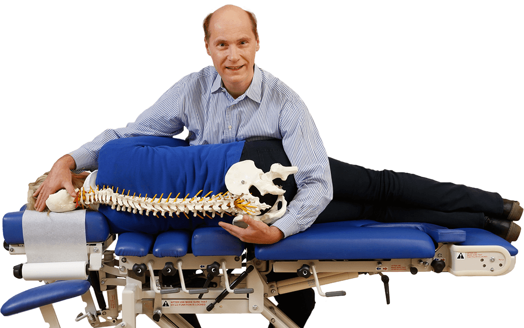 Chiropraktiker Konow demonstriert Lage der Wirbelsäule